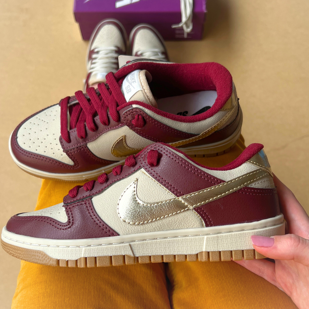 Tênis Nike Dunk SB Bordo Ouro Couro Premium