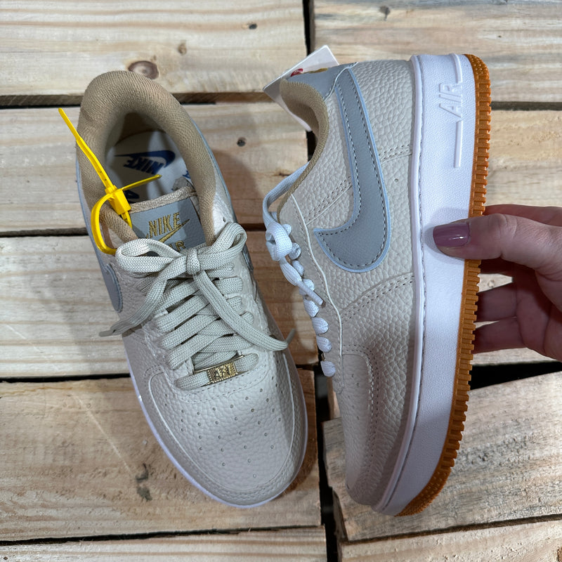 Nike air force 1 grey best sale and gold