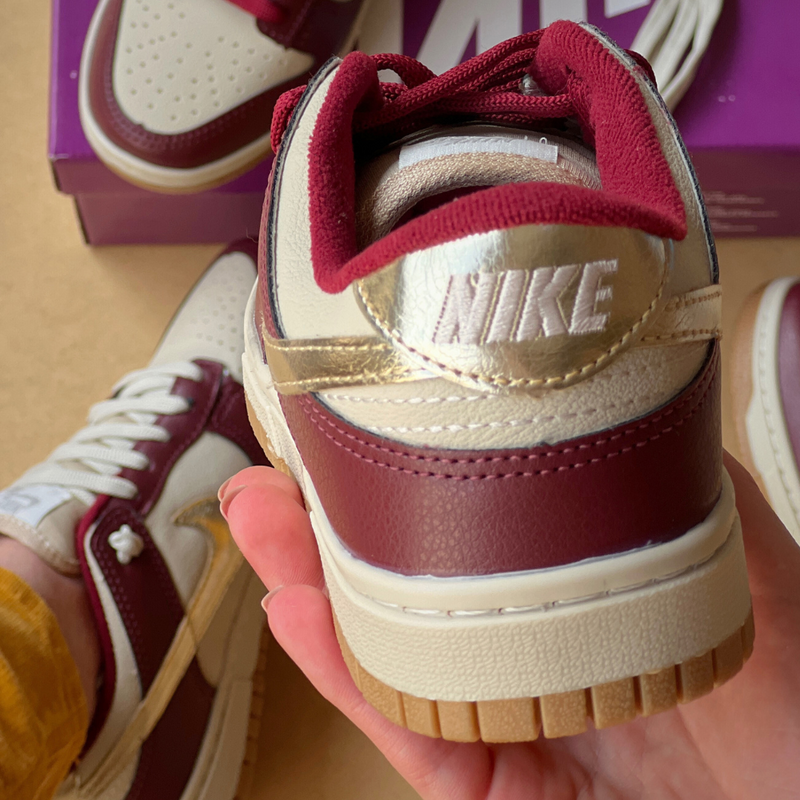 Tênis Nike Dunk SB Bordo Ouro Couro Premium