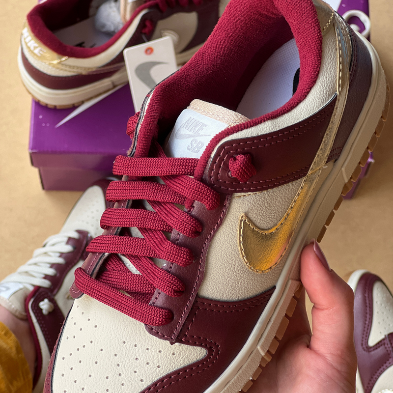 Tênis Nike Dunk SB Bordo Ouro Couro Premium