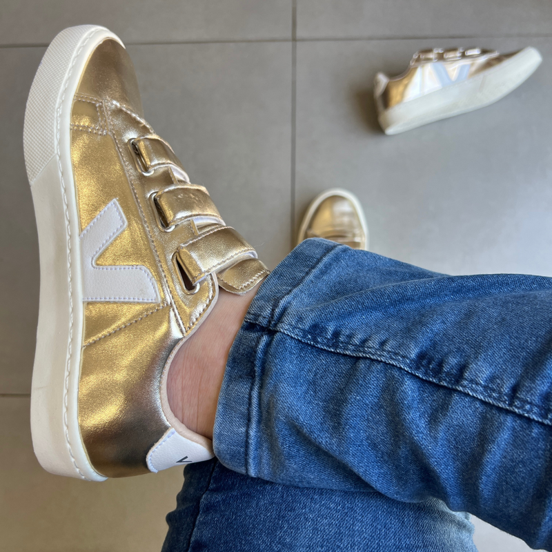 Tênis Vert Velcro Dourado e Branco