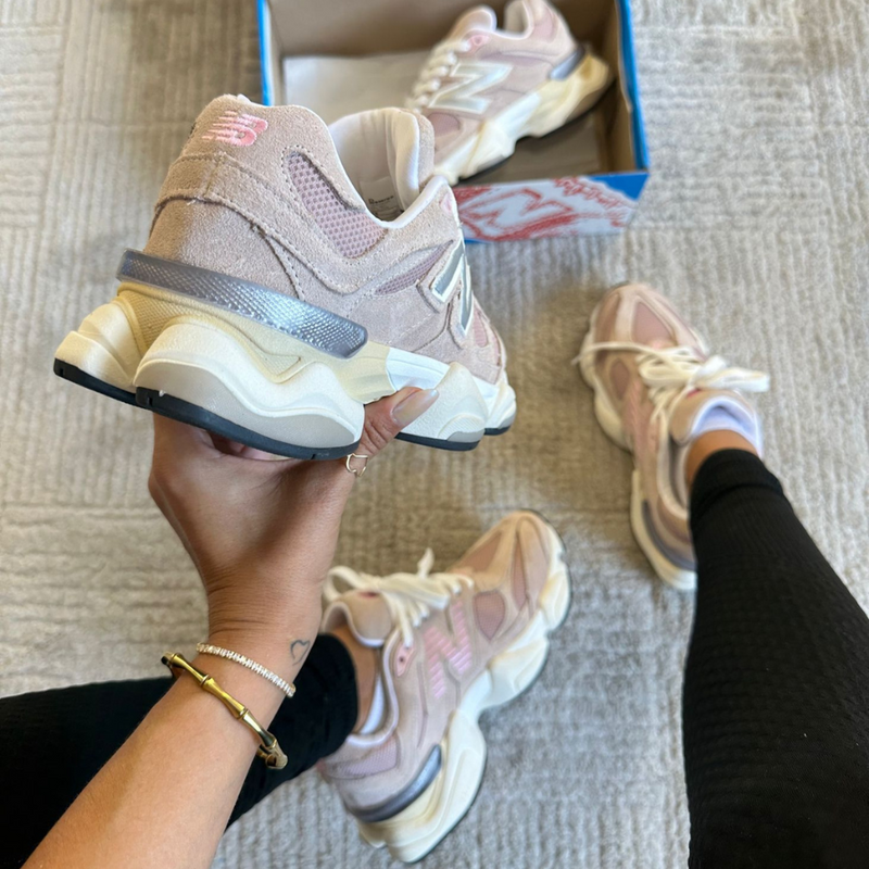 Tênis New Balance 9060 Sea Salt Cinza e Rosa Couro Legítimo