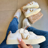 Tênis Velcro Branco e Dourado