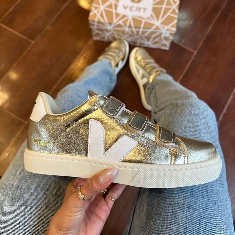 Tênis Vert Velcro Dourado e Branco Premium