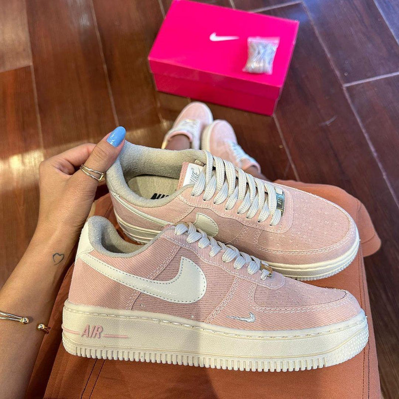 Tênis Nike Air Force 1 Flamingo Jeans Rose