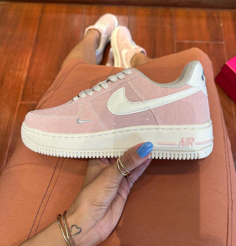 Tênis Nike Air Force 1 Flamingo Jeans Rose